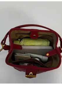 Vue de dessus du sac seau rouge montrant l'intérieur spacieux avec poches et accessoires