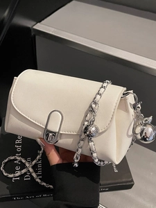 Elegante borsa a tracolla bianca con catena argentata e pendente a sfera trapuntata