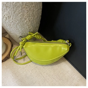 Vue détaillée du sac bandoulière demi-lune vert avocat avec bandoulière à nœud unique