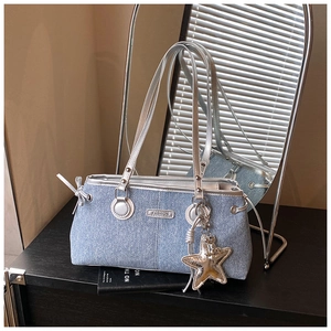 Dettaglio borsa a spalla in denim con placca Fashion argentata e ciondolo a stella