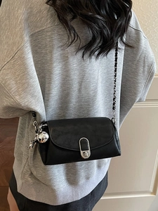 Elegante borsa a tracolla nera con chiusura ovale argento e catena metallica donna