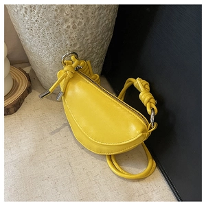 Détail d'un sac selle jaune vif avec bandoulière nouée et fermeture éclair argentée