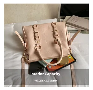 Dettaglio dell'interno di una borsa tote rosa a pieghe con ampia capacità interna