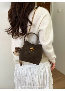 Détail du sac seau rétro café avec fermoir doré et pendentif ours mignon en peluche