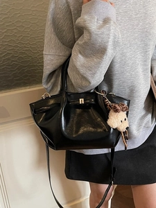 Sac à main plissé noir brillant en cuir PU huilé avec un pendentif chien en peluche