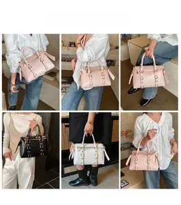 Viste dettagliate dell'elegante borsa Boston goffrata con accenti di fibbia a doppio anello