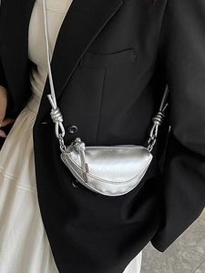 Sac bandoulière demi-lune argenté métallisé avec bandoulière nouée et fermeture éclair