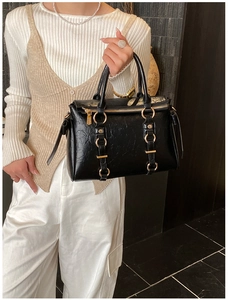 Dettaglio della borsa tote nera con texture vintage stropicciata e anelli dorati