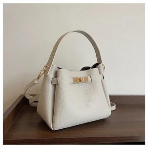 Vue détaillée du sac seau en cuir crème avec grain litchi et fermoir doré