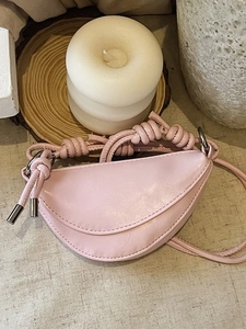 Mini sac bandoulière demi-lune rose avec bandoulière nouée et détails métalliques