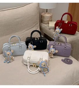 Cinq sacs Boston en similicuir coloré avec pendentifs ours mignons et bandoulières amovibles