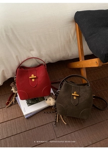 Détail de sacs seaux rétro minimalistes en rouge foncé et olive avec fermoirs dorés chic