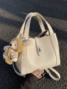 Sac Seau pour Femmes en Cuir Synthétique Texture Litchi Sac à Épaule Minimaliste Avec Pendentif Ours Sac à Main Rétro