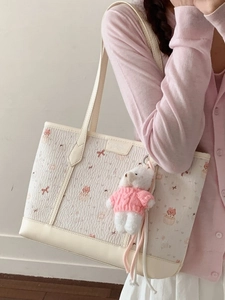 Borsa tote trapuntata con motivo a gatto e ciondolo a orsetto sulla spalla