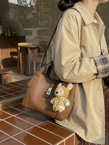 Sac seau en cuir grainé marron avec fermoir argenté et pendentif ours décoratif