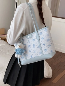 Grande borsa tote con motivi di orsetti blu e portachiavi a forma di orsetto di peluche