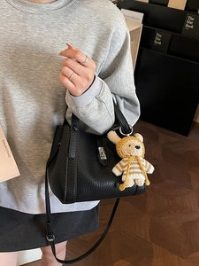 Sac seau en cuir noir grainé avec fermoir argenté et breloque ours en peluche mignon
