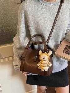Sac seau en cuir litchi marron avec pendentif ours et bandoulière réglable pour femme