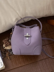 Sac Seau Rétro pour Femmes en Cuir Synthétique Porté Main Epaule Bandoulière Surpiqûres Minimalistes Sac Quotidien avec Pendentif Ours