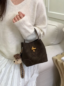 Sac seau en daim marron foncé avec fermoir en T et breloque ours léopard chic