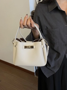 Sac seau élégant en cuir grainé crème avec fermoir doré et poignée supérieure chic