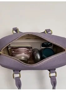 Vue de dessus du sac bandoulière violet montrant son grand espace intérieur et sa texture