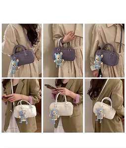 Détail montrant les options de style pour le sac carré tendance avec charm d'ours