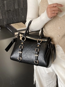 Borsa tote minimalista in pelle nera stropicciata con anelli dorati e nastro