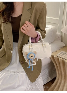 Weiße Boston Handtasche aus Kunstleder mit süßem Teddybär-Anhänger und geprägtem Logo-Detail