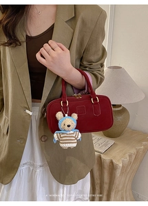 Rote Wildleder-Boston-Tasche im Retro-Stil mit goldenen Details und Bärenanhänger