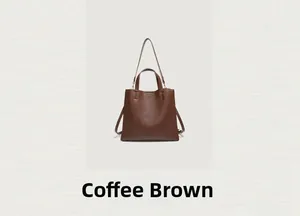 Detail van de koffiebruine tote bag met hoogwaardige lychee textuur en stevige handvatten