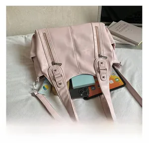 Capacité interne du sac cabas en similicuir rose avec espace pour tablette et mobile