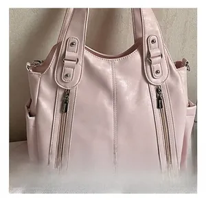 Vue détaillée du sac rose avec fermetures éclair argentées et similicuir texturé