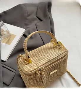 Detail der gewebten Strohhandtasche mit Doppelreißverschluss und goldener Kette