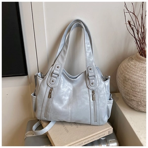 Vue détaillée du grand sac cabas en cuir PU avec poches latérales et doubles bandoulières
