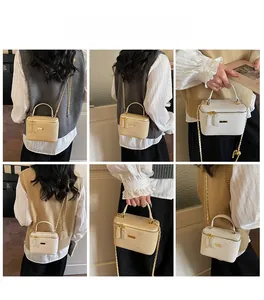 Collage aus gewebten Box-Handtaschen in Beige und Braun, aus verschiedenen Winkeln am Modell