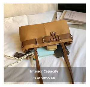 Vue intérieure du sac à bandoulière en cuir marron montrant un grand espace de rangement