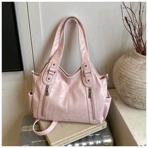 Détail du grand sac cabas rose clair avec fermetures argentées et bandoulière réglable