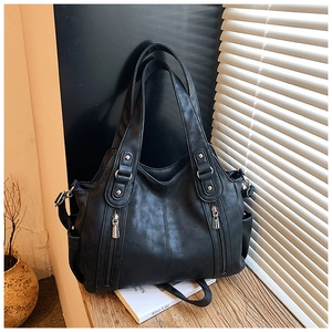 Détail d'un grand sac cabas noir vintage avec fermetures éclair argentées