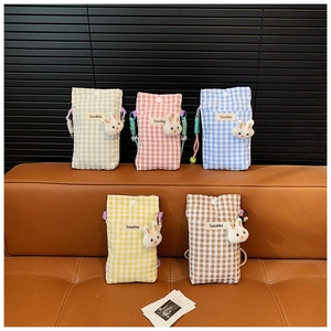 Détail de petits sacs à carreaux pour téléphone en cinq couleurs avec porte-clés lapin