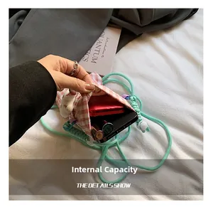 Vue détaillée du sac à damier montrant la capacité pour téléphone et maquillage