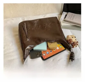 Vista dall'alto della borsa hobo marrone con spazio interno per tablet e taccuini
