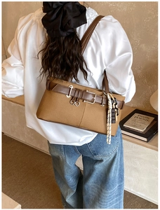 Sac bandoulière vintage marron avec boucle en métal et détail de sangle tissée