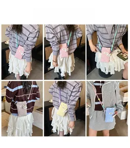 Vues multiples du mini sac bandoulière à carreaux pour filles avec charm lapin et corde