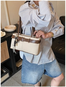 Détail du sac cabas rétro en toile avec garniture en cuir brun et sangle décorative