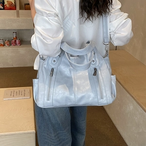 Vue détaillée du sac cabas vintage en PU bleu clair montrant la structure des poches de côté