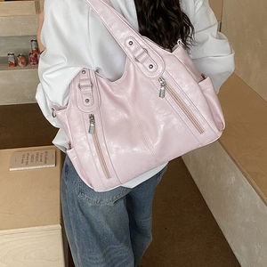 Détail du sac cabas en cuir PU rose clair avec fermetures éclair argentées et rivets
