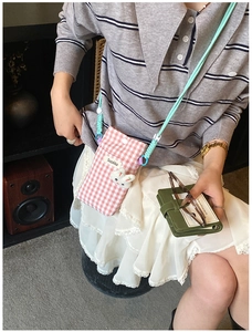 Sacoche de téléphone à carreaux rose et blanc avec breloque lapin et bandoulière verte