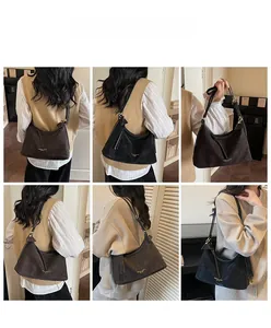 Détail du sac à bandoulière marron en daim avec inscription dorée fashion et élégante