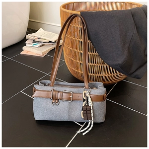 Détail du sac bandoulière rétro en tissu gris avec lanières en cuir brun et boucle décorative